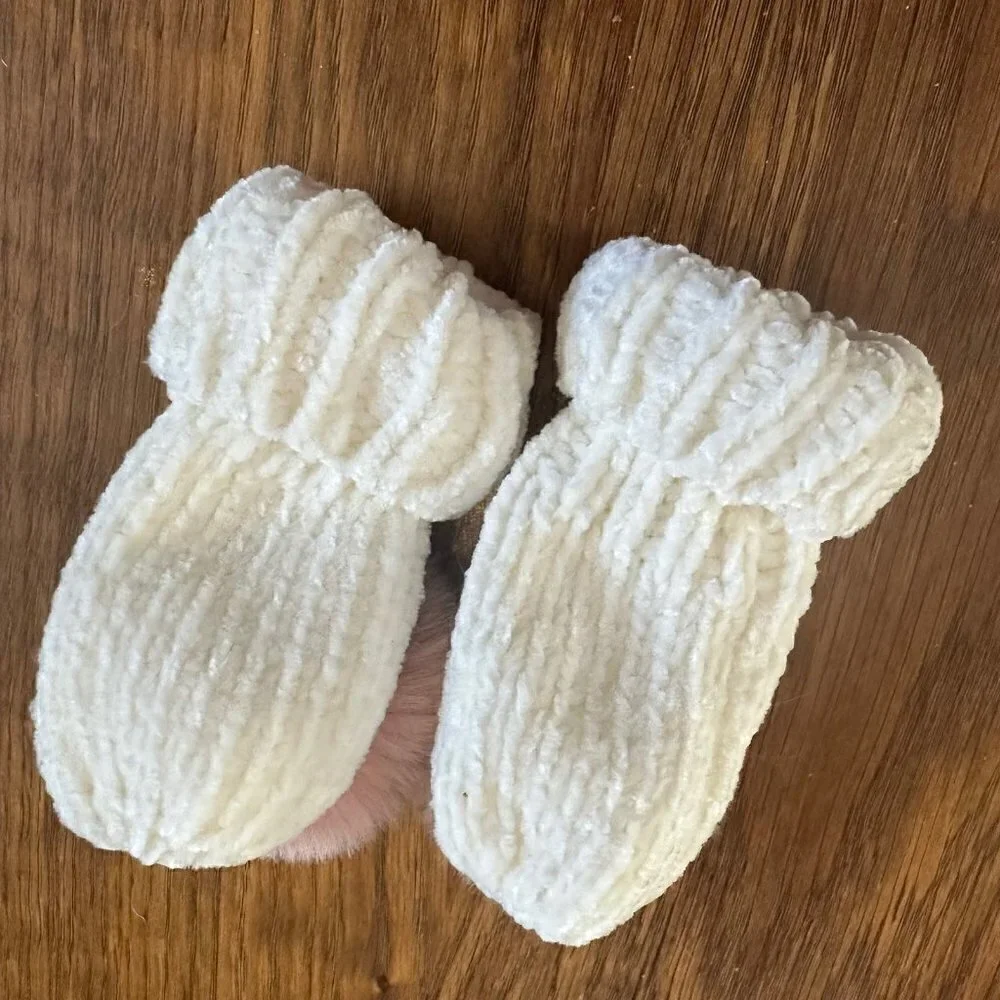 Knit mittens with fuzzy Pom Pom